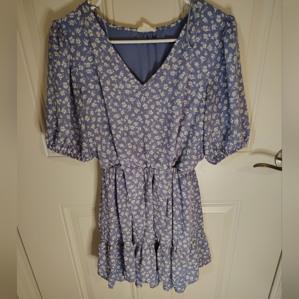Sienna Sky Size Small Floral V-Neck Puff Sleeve Dress Top in Periwinkle Blue
